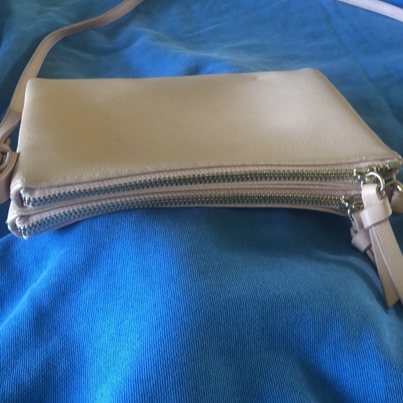 Crossbody pale pink 2 zippers snap center section NWOT never used - Picture 4 of 8